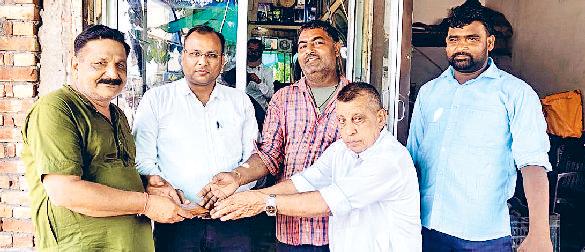 ईमानदारी अभी भी जिंदा, खोया पर्स पुलिस की सहायता से मालिक को सौंपा
