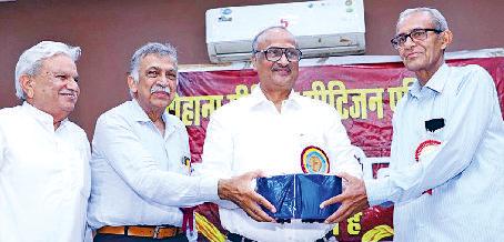 सीनियर सिटीजन परिषद ने मनाया मासिक जन्मोत्सव, 50 सदस्यों को किया सम्मानित