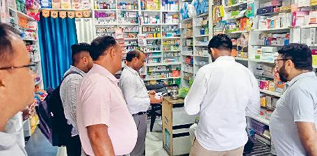 सीएम फ्लाइंग की टीम ने चार मेडिकल स्टोर पर मारा छापा