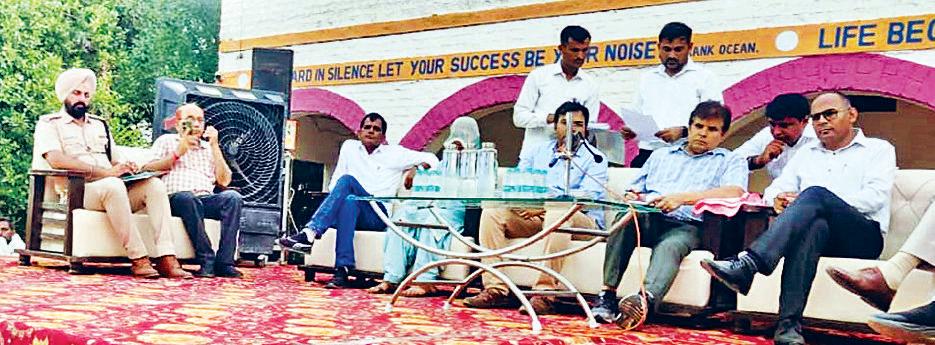 बेहरवाला खुर्द में रात्रि ठहराव कार्यक्रम में सुनीं ग्रामीणों की समस्याएं किसान को खाद के साथ जबरदस्ती अन्य सामान देने वाले विक्रेताओं पर होगी कड़ी कार्रवाई: एडीसी