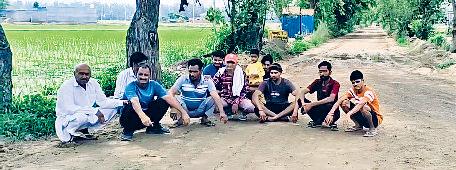 फतेहाबाद में सड़क निर्माण के लिए सड़क पर बैठे ग्रामीण, बोले- कभी मिट्टी डाली तो कभी पत्थर, डेढ साल में नहीं बन पाई रोड