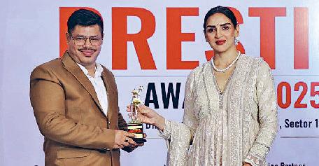 बेस्ट डिजिटल मार्केटर ऑफ ईयर 2025 की कैटेगरी में मिला सम्मान बॉलीवुड सेलिब्रिटी ईशा देओल ने जितेंद्र गोस्वामी को दिल्ली में किया सम्मानित