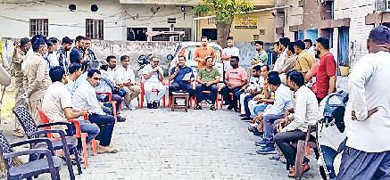 सरकारी अस्पताल के क्वार्टर कैम्पस में अव्यवस्था कूड़े के ढेर, टूटी दीवारें और खराब स्ट्रीट लाइटें देख भड़के चेयरमैन