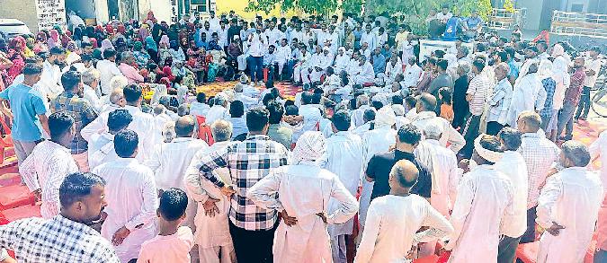 भ्रष्टाचार के आरोपों में घिरे सरपंच के पक्ष में महापंचायत