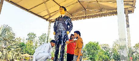 पूर्व पीएम राजीव गांधी की दी श्रद्धांजलि