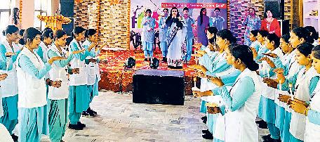 नर्सिंग स्कूल में हुआ लेंप लाइटनिंग समारोह