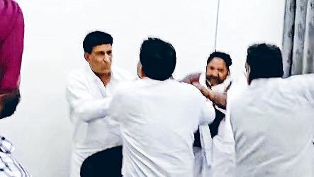 सरपंच और बीजेपी नेता आपस में भिड़े, दोनों पक्षों ने एक-दूसरे के खिलाफ दी शिकायत