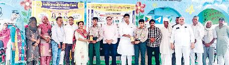 मैरिट लाने वाली छात्राएं हुई सम्मानित