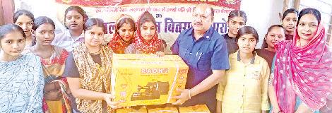 लायंस क्लब अमर ने चत्तरगढ़ पट्टी में खोला सिलाई सेंटर