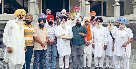 झींडा को हरियाणा एसजीपीसी का प्रधान बनाए जाने पर बांटे लड्डू