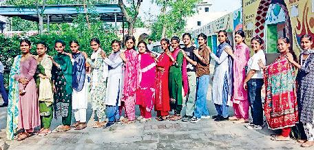 नागपुर स्कूल में बोर्ड परीक्षाओं में अव्वल रहे विद्यार्थी सम्मानित, गांव में निकाला रोड शो