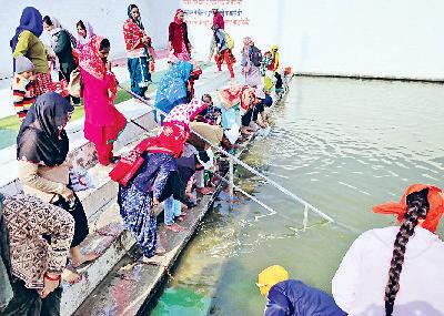 अमावस्या और शनि जयंती पर मंदिरों में उमड़ी भीड़, गुरुद्वारों के पवित्र सरोवरों में हजारों ने लगाई डुबकी, गुरू ग्रंथ साहिब के आगे नवाया शीश