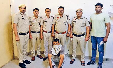 पति ने लिया खौफनाक बदला: पत्नी पर 11 बार किया चाकू से प्रहार लिव-इन में रह रही पत्नी व उसके प्रेमी का हत्यारा पति गिरफ्तार