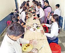 बिना आग के पकवान बनाकर दिखाई कला