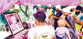 स्वतंत्रता सेनानी की जयंती पर लगाई छबील, पौधे किए वितरित