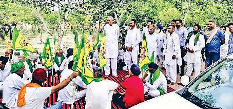 किसानों ने फूंका पंजाब के मुख्यमंत्री का पुतला