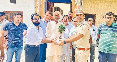 एडीसी, एसडीएम व अन्य अधिकारियों ने लगाए पौधे