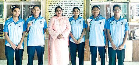 एसएस गर्ल्स स्कूल के खिलाड़ियों ने दो सिल्वर पदक किए प्राप्त