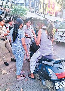 महिला पुलिस टीम ने यातायात नियमों के प्रति किया जागरूक