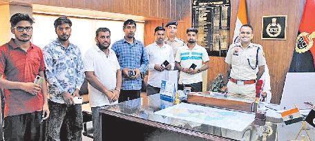पुलिस ने 6 गुमशुदा फोन मालिकों को सौंपे