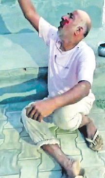 कुत्ते को बाहर घुमाने से रोका तो बोला हमला