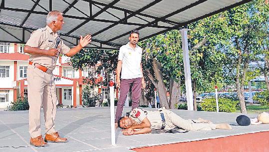 पुलिस लाइन परिसर में प्रशिक्षण कार्यक्रम का आयोजन किया पुलिस कर्मियों ने की मॉक ड्रिल, परेड के बाद सीपीआर का दिया गया प्रशिक्षण