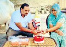 अनोखी पहल, गाय का मनाया जन्म दिन