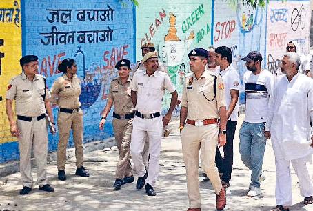 डीएसपी ने गांव सिसाय में लिया सुरक्षा व्यवस्था का जायजा