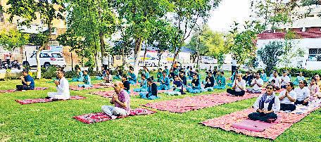 नर्सिंग कॉलेज की छात्राओं ने भी बढ़ चढ़ कर भाग लिया नागरिक अस्पताल में योग प्रशिक्षण कार्यक्रम का आयोजन