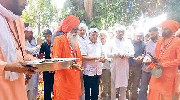 मनुष्य को जीवन में सदैव अच्छे व नेक कार्यों की ओर अग्रसर रहना चाहिए