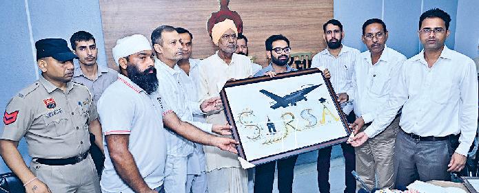 सिरसा के समग्र विकास को दर्शाती पेंटिंग का एडीसी ने किया लोकार्पण