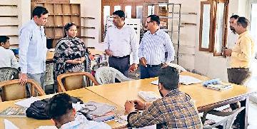 एसडीएम ने किया पुस्तकालय का निरीक्षण