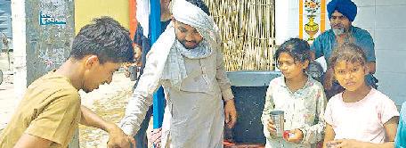 राहगीरों की प्यास बुझाने के लिए लगाई गई छबील