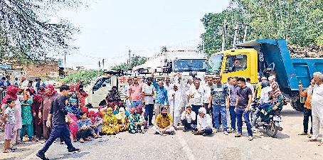 बास में पानी की निकासी के मसले पर जींद भिवानी सड़क मार्ग पर लगाया जाम