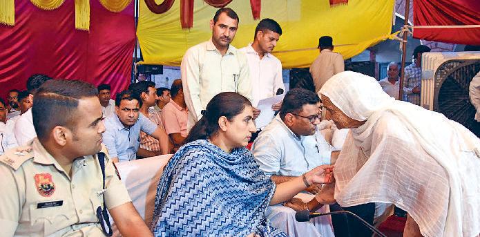 रात्रि प्रवास कार्यक्रम : डीसी ने 22 हजार के बिल को किया 1100, उपभोक्ता को राहत