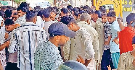 नाथूसरी चोपटा में इफको केंद्र पर डीएपी की 500 बोरियां पहुंची खाद के लिए किसानों में होड़, पुलिस ने संभाला मोर्चा