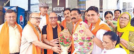 श्री गुरुनानक देव महाराज के सिरसा आगमन दिवस पर बांटे लड्डू