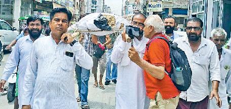 भ्रष्टाचार को लेकर प्रशासन का फूंका पुतला