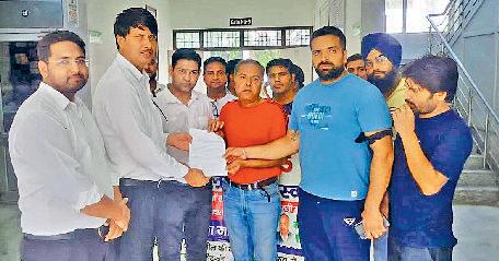 चिटफंड के घोटालेबाजों का केस न लड़ने की वकीलों से की अपील