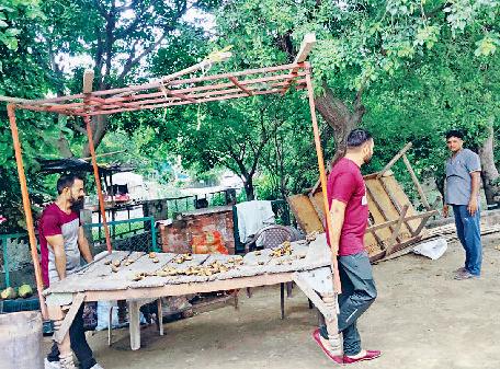 निगम ने सेक्टर 16-17 की मार्केट व जिंदल चौक से हटाया अतिक्रमण