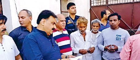 डिप्टी स्पीकर ने पीड़ितों को सहायता राशि सौंपी