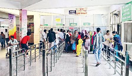 अस्पताल में रखें फिजिकल डिस्टेंसिंग, विभाग के पास डेढ़ साल से प्लांट की सर्विस के पैसे नहीं अगर नहीं सुधरे तो कोरोना संक्रमण को बढ़ाने में खुद होंगे जिम्मेदार, नागरिक अस्पताल का ऑक्सीजन प्लांट खराब