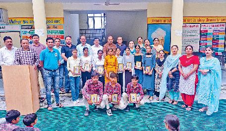 अव्वल रहे छात्रों को किया सम्मानित
