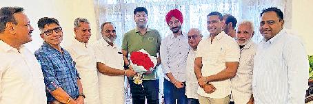 हनुमान मंदिर मार्केट की ओर से प्यासों के लिए दूध सेवा का आयोजन