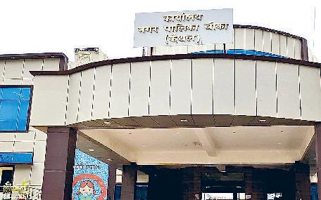 जिला प्रशासन- पुलिस के खिलाफ जमकर नारेबाजी