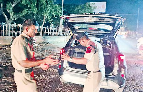 पुलिस ने चलाया अभियान, संदिग्ध वस्तुओं की जांच सहित 162 चालकों के काटे चालान