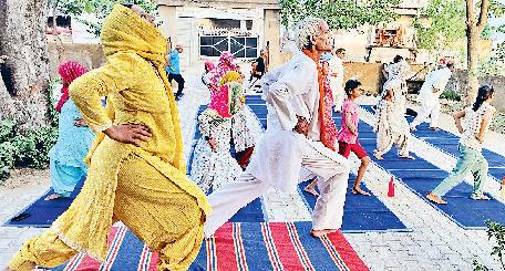 ग्रामीणों ने किया योगासनों का अभ्यास