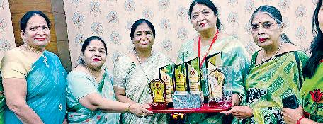 गोल्डन लायनेस क्लब की प्रधान उषा रुस्तगी बेस्ट प्रेजिडेंट अवार्ड से सम्मानित