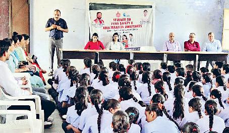 खाद्य पदार्थों में मिलावट से कराया अवगत