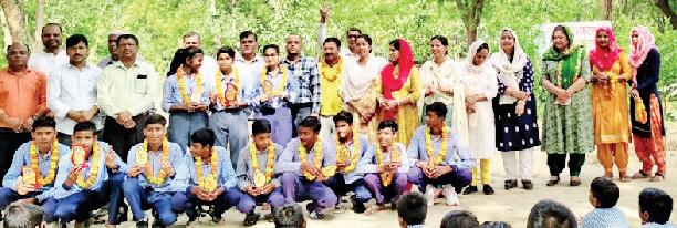 गवर्नमेंट स्कूल बिसोहा में दसवीं में मेधा सूची में नाम दर्ज कराने वाले विद्यार्थियों का सम्मान